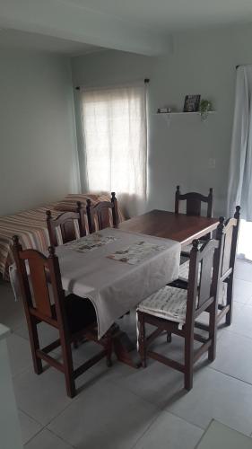 mesa de comedor y sillas con mesa, mesa y mesa en Casa MX26 - Los Alisos en San Salvador de Jujuy