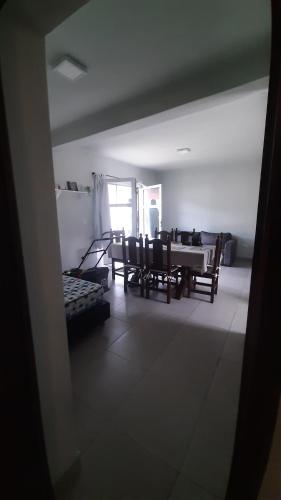 Casa MX26 - Los Alisos في سان سلفادور دي خوخوي: غرفة مع غرفة طعام مع طاولة وكراسي
