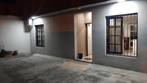 Habitación vacía con ventana en un edificio en Casa MX26 - Los Alisos en San Salvador de Jujuy