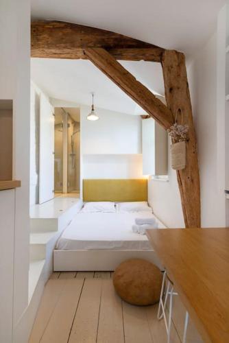 une chambre avec un lit et un parquet dans l'établissement Le Petit Amerval - Charmant studio climatisé, à Nancy
