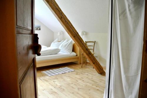 Habitación con cama y escalera en Ferienhaus Archkogl, en Grundlsee
