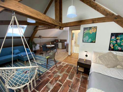 a room with a swinging bed and a living room at Appartements Charles de Gaulle in Joigny