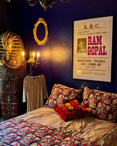 a bedroom with a bed and a poster on the wall at Skuespiller Centralen in Viborg