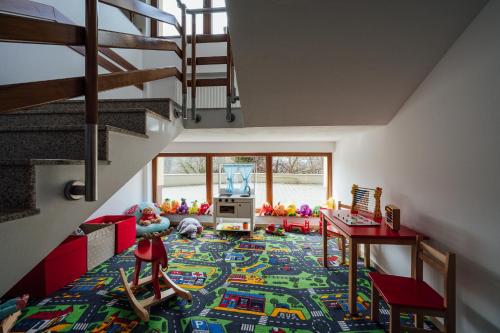 - une chambre pour enfants avec un tapis de train de jouets dans l'établissement Pensiunea Comfort, à Sovata