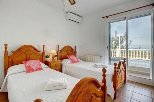 A bed or beds in a room at Amanda: 4 bedroom villa with stunning views