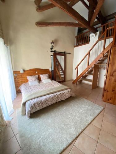 une chambre avec un lit et un tapis au sol dans l'établissement Maison de charme dans village provençal, à Vinsobres