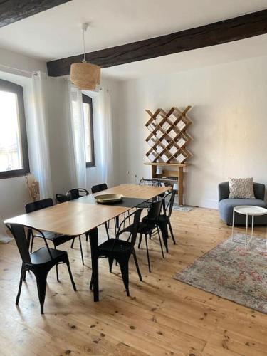 une salle à manger avec une grande table et des chaises en bois dans l'établissement Maison de charme dans village provençal, à Vinsobres