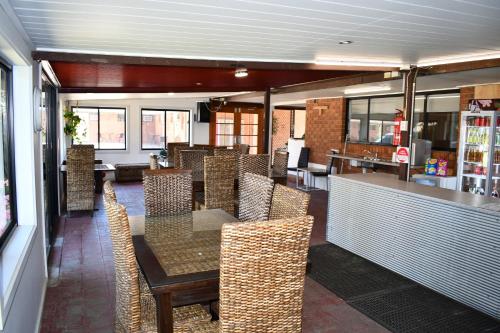 Ο χώρος του lounge ή του μπαρ στο Berrigan Motel