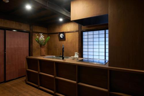 eine Küche mit einem Waschbecken und einem Fenster in der Unterkunft Shirafuji in Suzaka