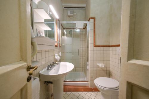 a bathroom with a sink and a toilet at San Tommaso in Pisa