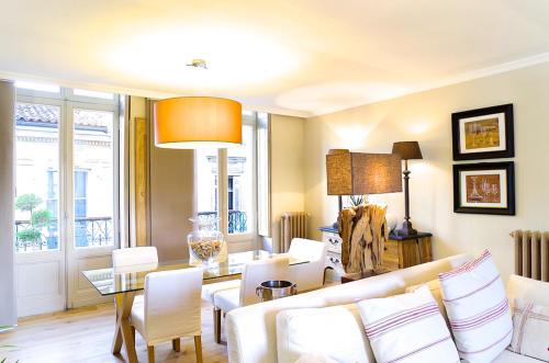 un salon avec un canapé et une table dans l'établissement Turenne - Appartement cosy 1 chambre proche du Jardin Public, à Bordeaux