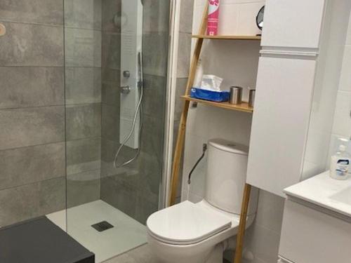 Kúpeľňa v ubytovaní Appartement F2 cosy avec terrasse, plein sud, à 600m des cures et 400m du centre, animaux acceptés. - FR-1-703-79