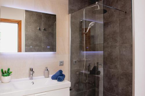 W łazience znajduje się prysznic i umywalka. w obiekcie FRONTLINE VILLA 25, Modern Coastal Design with Amazing Views w mieście Puerto Calero
