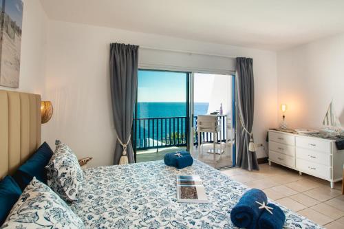 sypialnia z łóżkiem i widokiem na ocean w obiekcie FRONTLINE VILLA 25, Modern Coastal Design with Amazing Views w mieście Puerto Calero