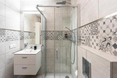 a bathroom with a shower and a sink at Golden Apartments Warsaw - Big Apartment in Luxury Building near Metro Station-Grzybowska 85 in Warsaw