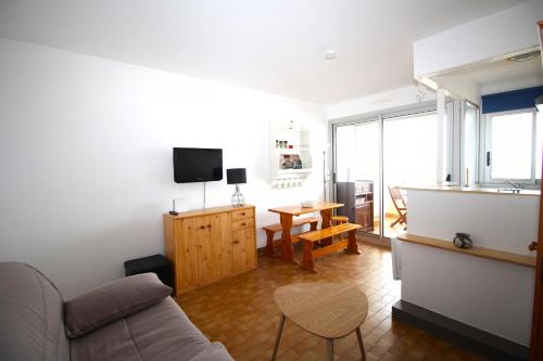 un salon avec un canapé et une table dans l'établissement Studio 3 personne VUE MER, à Canet