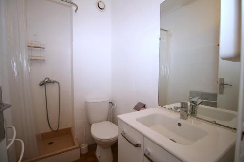 une salle de bain avec un lavabo, des toilettes et un miroir dans l'établissement Studio 3 personne VUE MER, à Canet