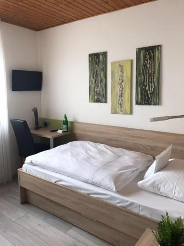 Postel nebo postele na pokoji v ubytování Hotel zum Jägerhof