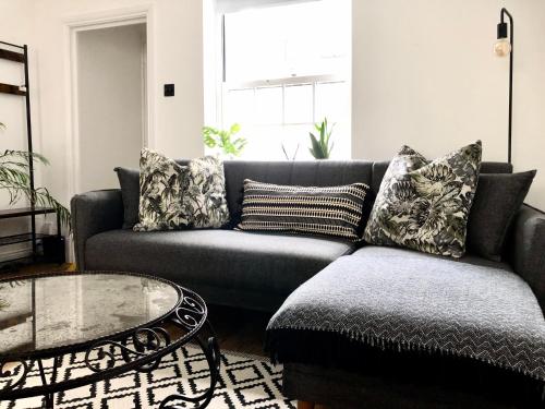 Χώρος καθιστικού στο Stunning 3 bedroom & 2 bathroom cottage with patio