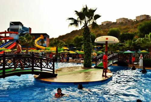 - un groupe de personnes dans une piscine d'un parc aquatique dans l'établissement Agadir vibes appartement, à Agadir