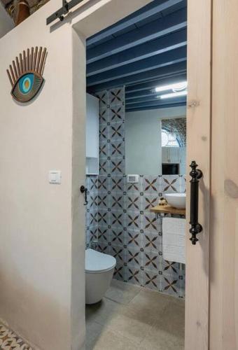 a bathroom with a toilet and a sink at Napoleon with rooftop terrace in ‘Akko