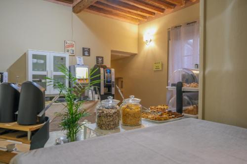 een aanrecht met twee potten voedsel op een tafel bij San Tommaso in Pisa