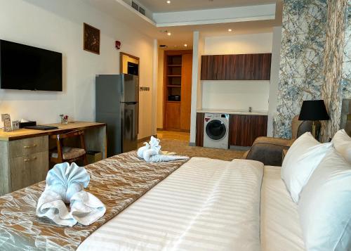 pokój hotelowy z łóżkiem z ręcznikami w obiekcie Al Mansour Plaza Hotel Doha w mieście Doha