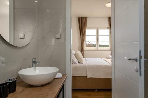 Phòng tắm tại Villa Stina Jezera, Murter