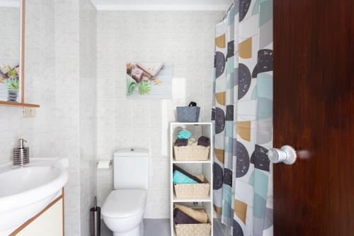 een badkamer met een toilet en een wastafel bij Home2Book Candemar Ocean View in Candelaria