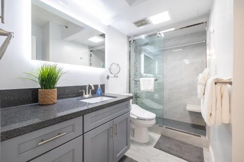 Steps to Waikiki Beach, Stylish 1BR with Parking!_3
