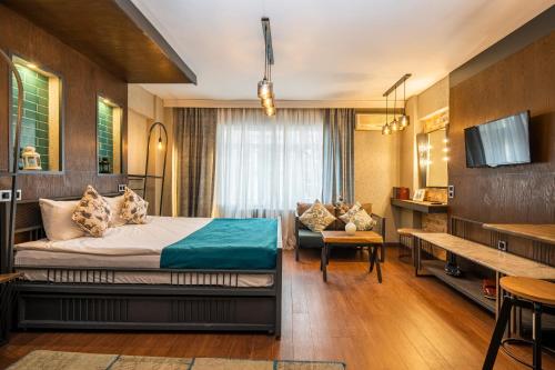 イスタンブールにあるCube Suitesのベッドとテレビ付きのホテルルーム