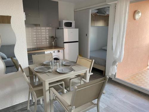 Kuchyňa alebo kuchynka v ubytovaní Appartement T2, terrasse, parking privé proche port et plages