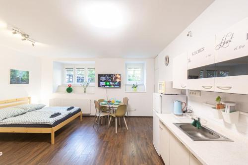 una cucina e un soggiorno con letto e tavolo di Cozy basement flat, SkyShowtime, 3 minutes to center a Praga