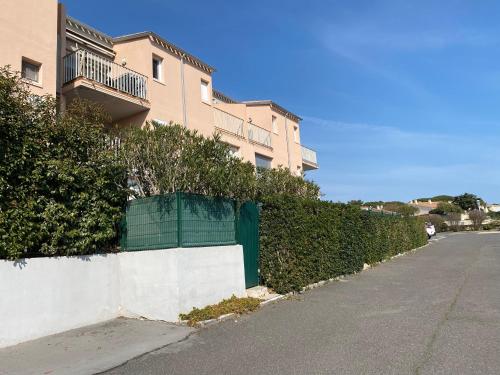 Appartement T2, terrasse, parking privé proche port et plages