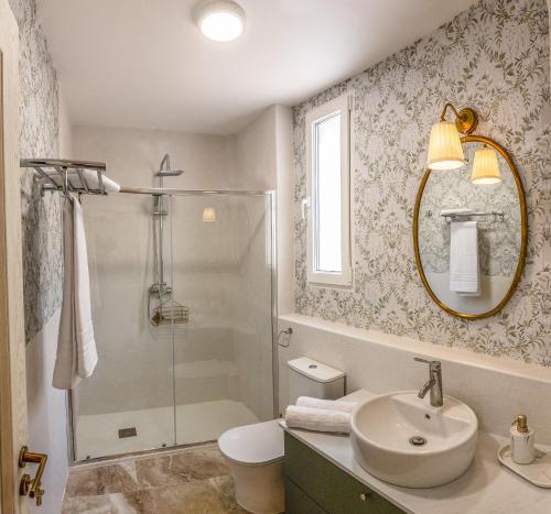 a bathroom with a shower and a sink and a mirror at Casa Rural Majada del Conde in La Guardia