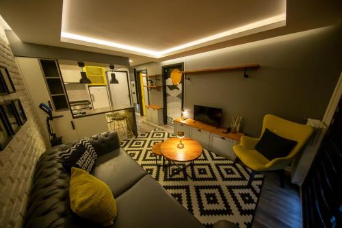 伊斯坦堡的住宿－Ava Boutique，客厅配有沙发和桌子