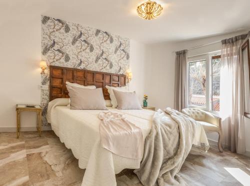 a bedroom with a large bed and a window at Casa Rural Majada del Conde in La Guardia