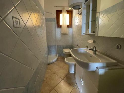 bagno con lavandino e servizi igienici di Residence La Spiga a Castelsardo