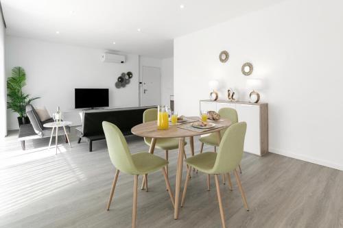a dining table and chairs in a living room at Consolação Blue Paradise in Consolação