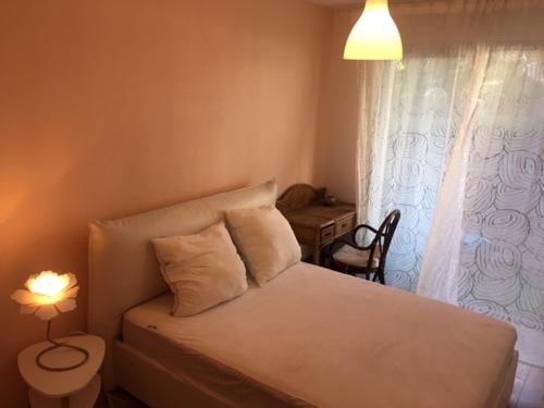 モンペリエにあるChez Karine et Vagnerのベッドルーム1室(ランプ、デスク付)