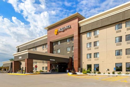 a rendering of a quinlan hotel at La Quinta by Wyndham Des Moines West Clive in Clive