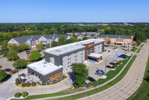 an overhead view of a building with a parking lot at La Quinta by Wyndham Des Moines West Clive in Clive