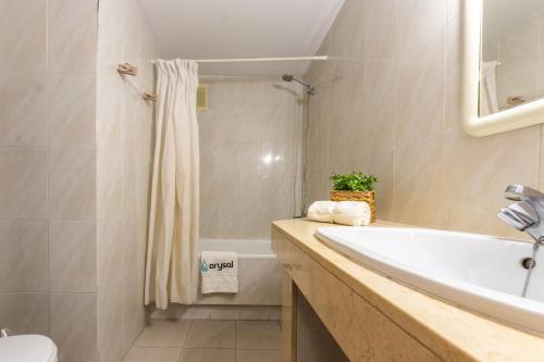 y baño con bañera, lavabo y aseo. en Apartamentos Varadero Arysal, en Salou