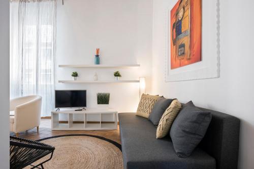 a living room with a couch and a tv at Imperial Loft in Rome