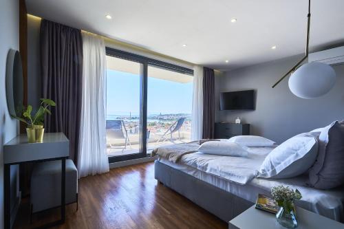 een slaapkamer met een bed en uitzicht op de oceaan bij Villa 6 in Podstrana