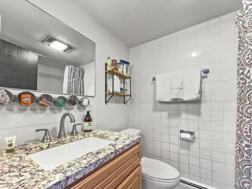 y baño con lavabo y aseo. en WH405 Wheeler House condo en Copper Mountain