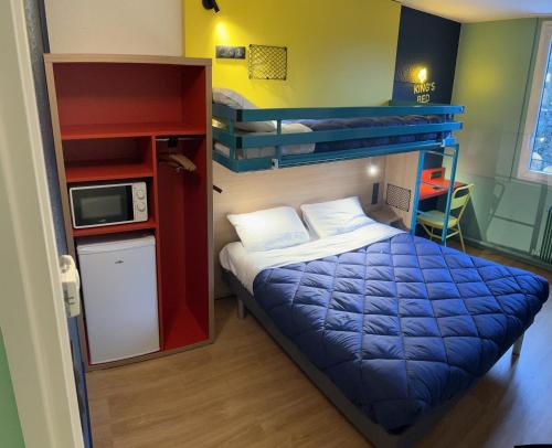 a small room with a bed and bunk beds at Premiere Classe Lyon Nord Dardilly in Dardilly