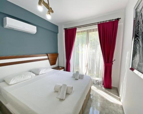 um quarto com uma cama com duas cruzes em Nisa Villa, Özel Havuzlu, Fethiye em Fethiye
