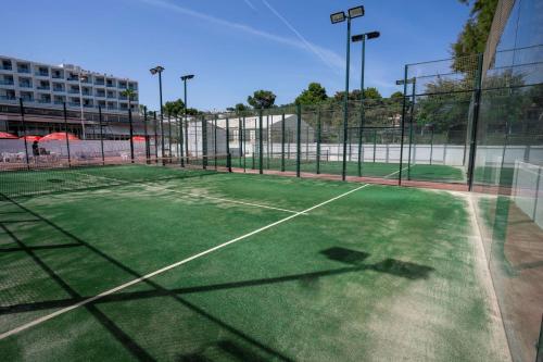 a tennis court with a net on a tennis court at Seth Mestral & Llebeig in Santo Tomás