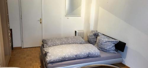 Cama o camas de una habitación en Von privat, Großes Zimmer sehr zentral in Bad Homburg Stadtmitte
